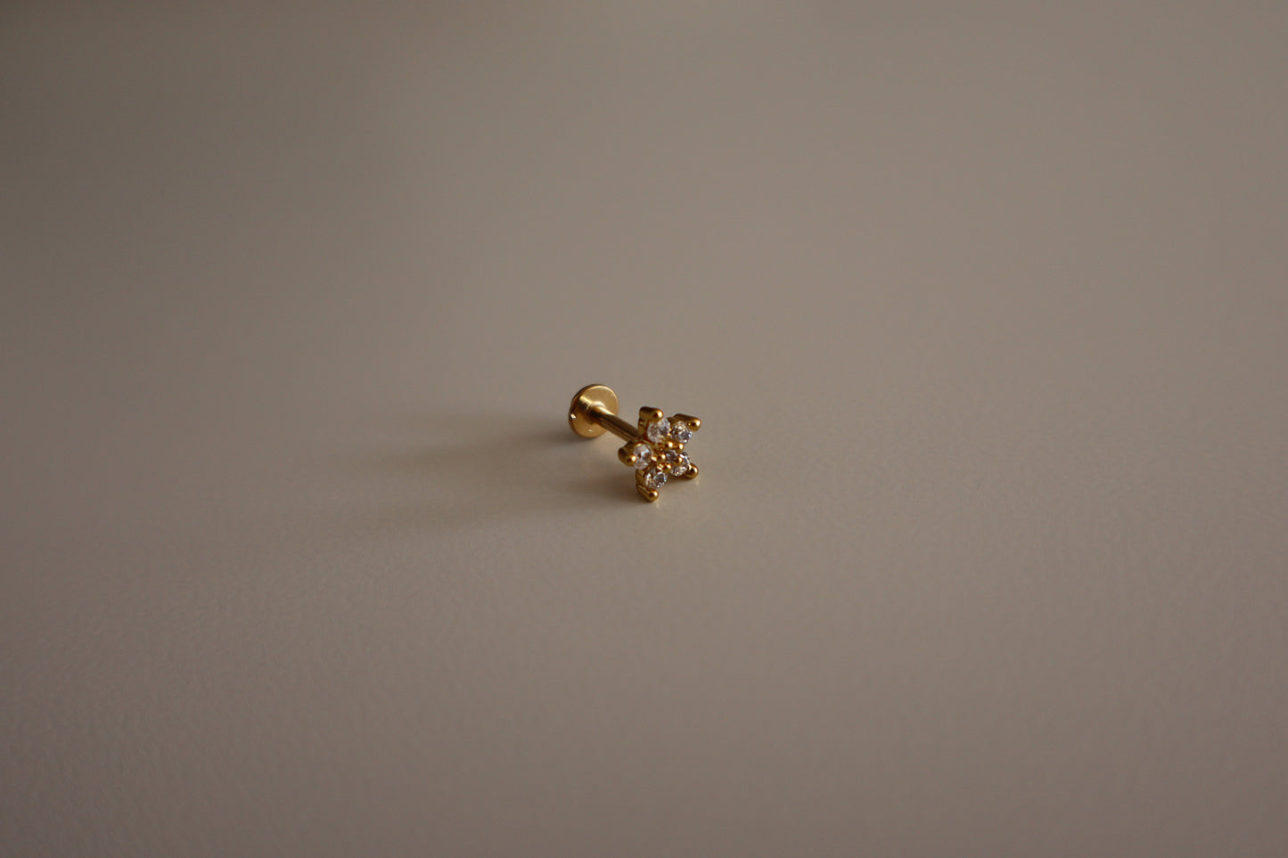 Piercing Flor en Dorado