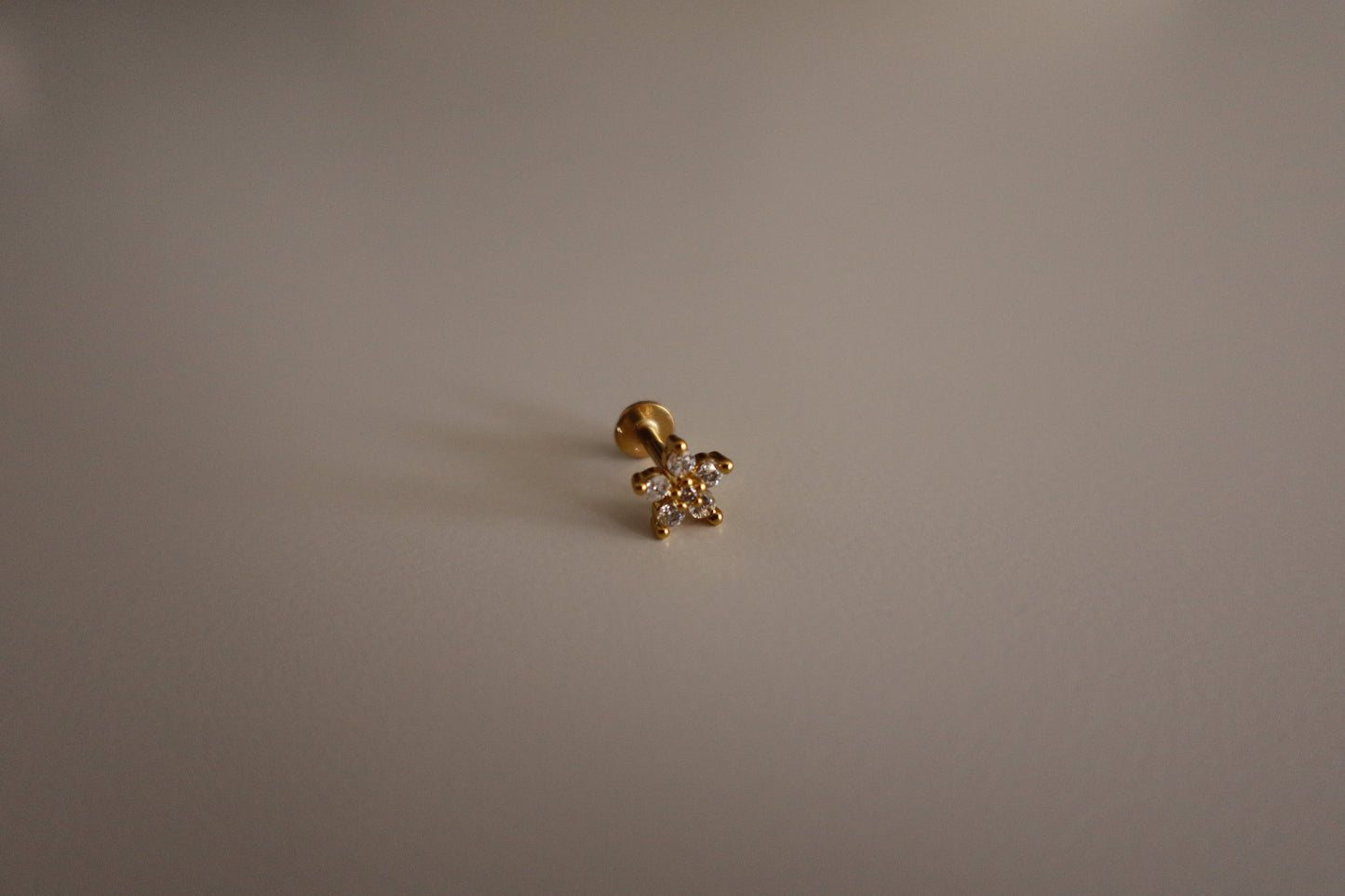 Piercing Flor en Dorado